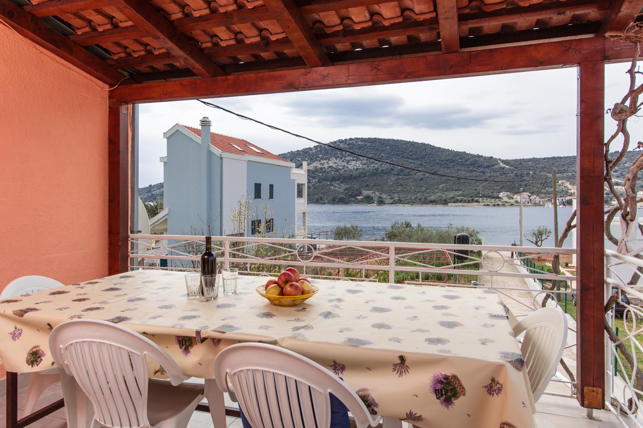 Apartment A2 mit vier Schlafzimmern in Vinisce  in Dalmatien