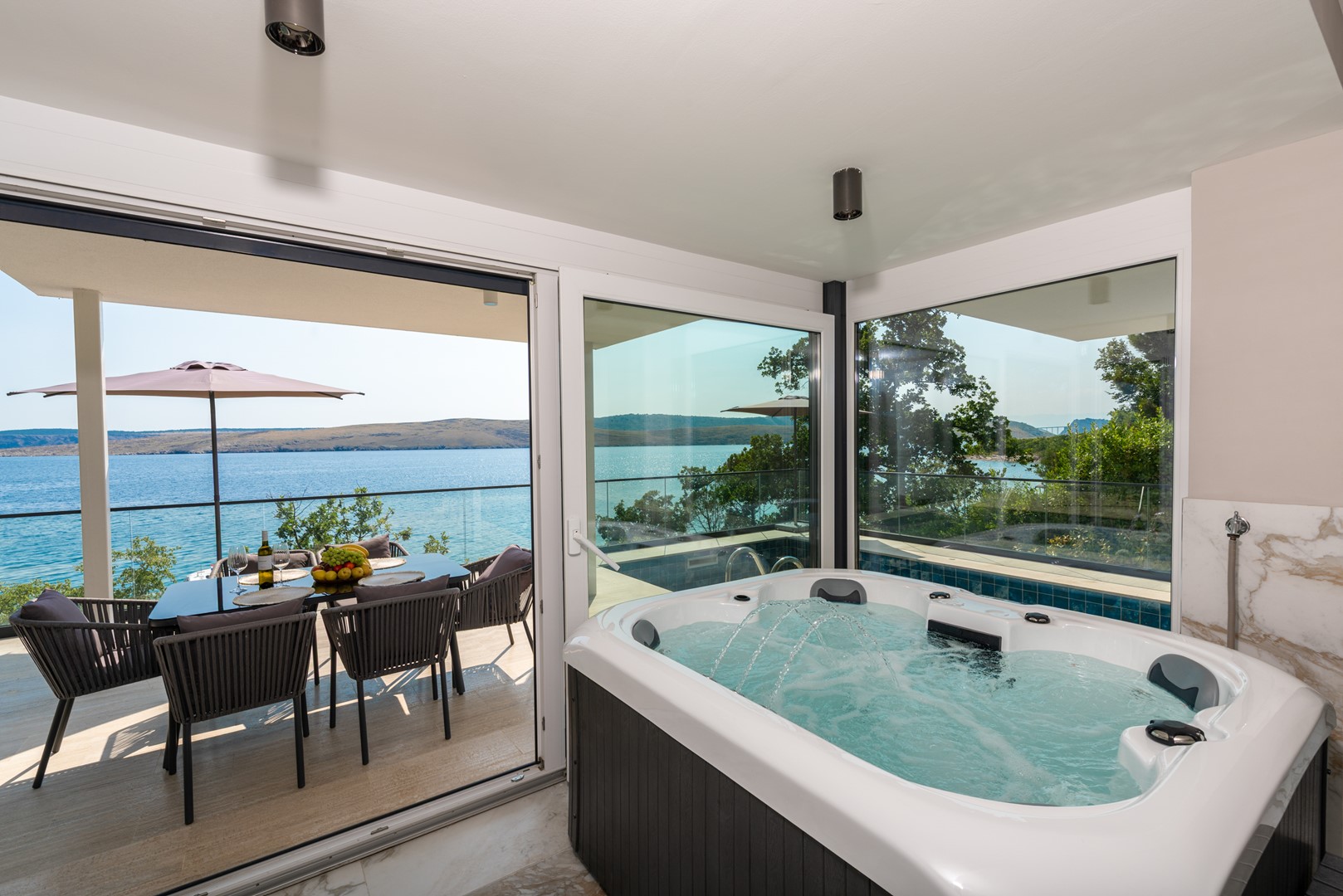 Villa Emanuel first row to the sea with Sauna and Jacuzzi – slika 1
