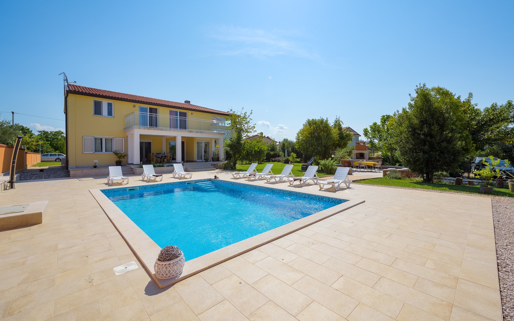Haus mit Pool und großem Garten  in Kroatien