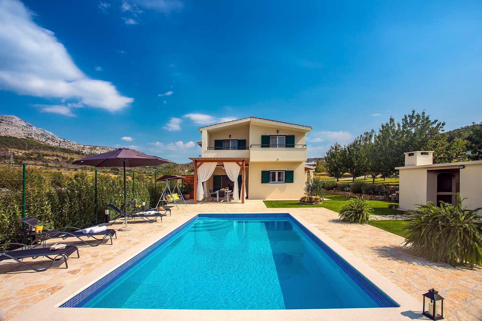 Villa Roko mit 4 Schlafzimmern, 32m2 privatem Pool  in Dalmatien