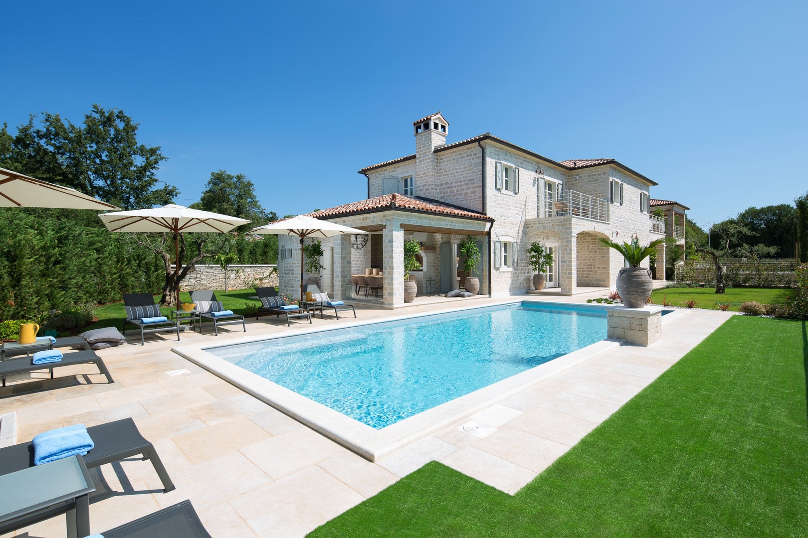 Villa Elena with private pool and sport courts – slika 1