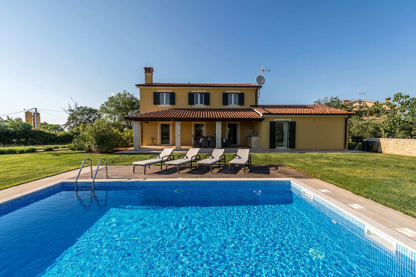 Villa Danelon mit Pool und Blick auf den Olivenhai  