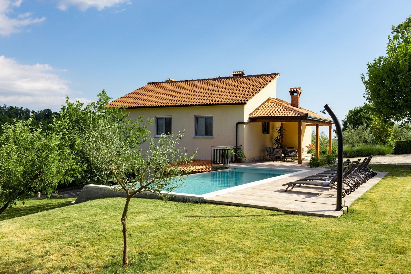 Ferienhaus mit drei Schlafzimmern Pool und Garten  in Kroatien