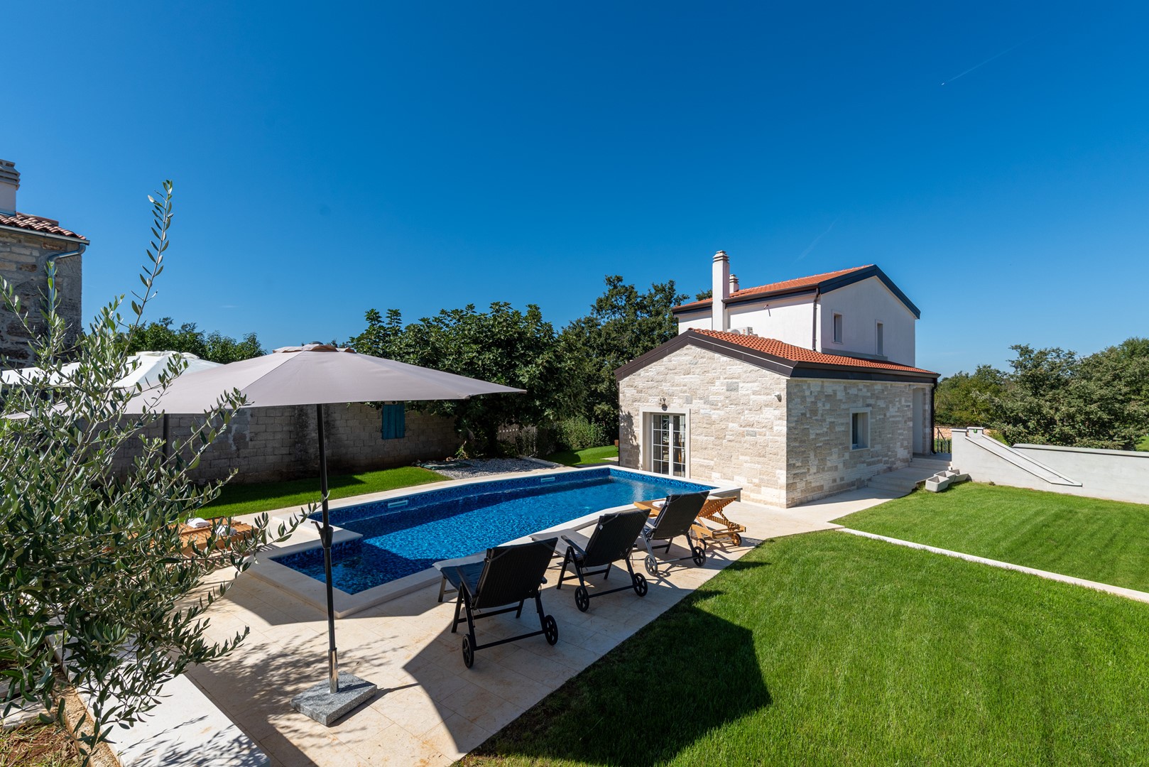 Villa Nina with private pool and BBQ near Poreč – slika 1