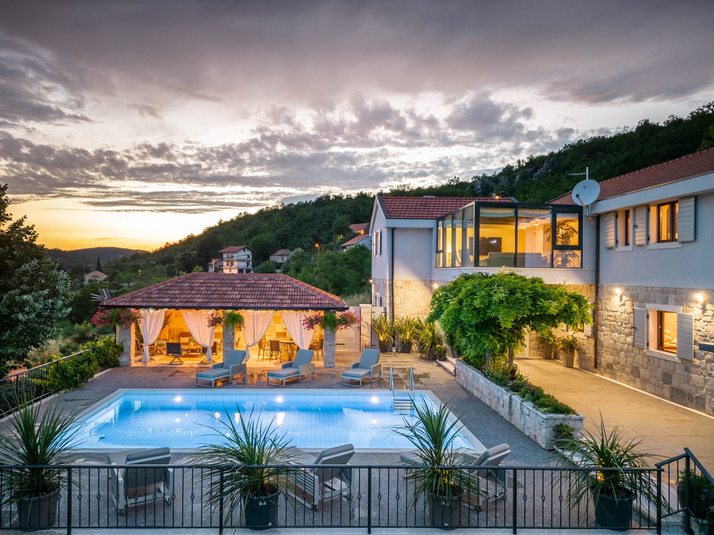 Luxury Villa Enofilia Trilj with pool, jacuzzi, sa  in Kroatien