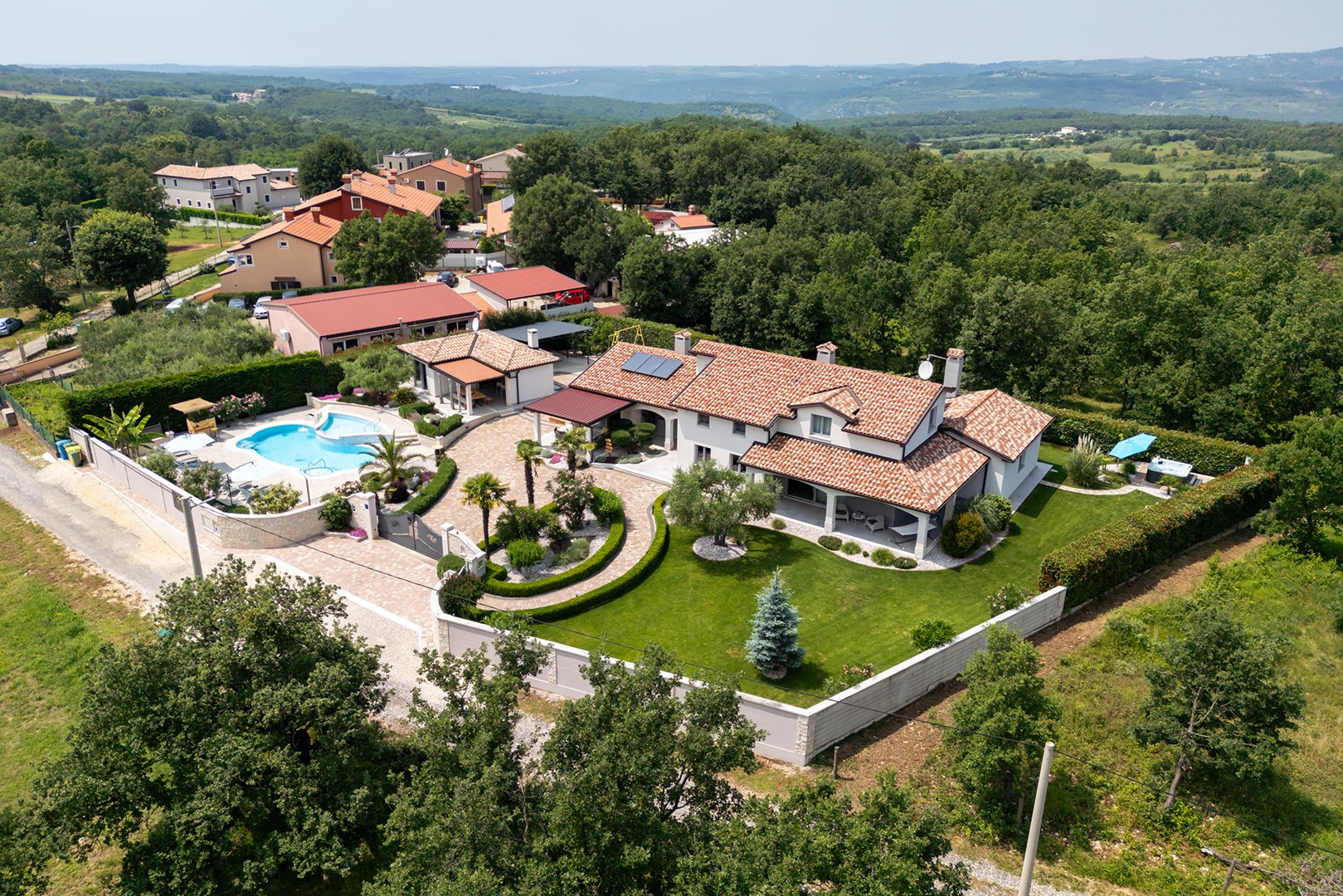 Villa Filton with private pool, sauna, pool and jacuzzi – slika 1