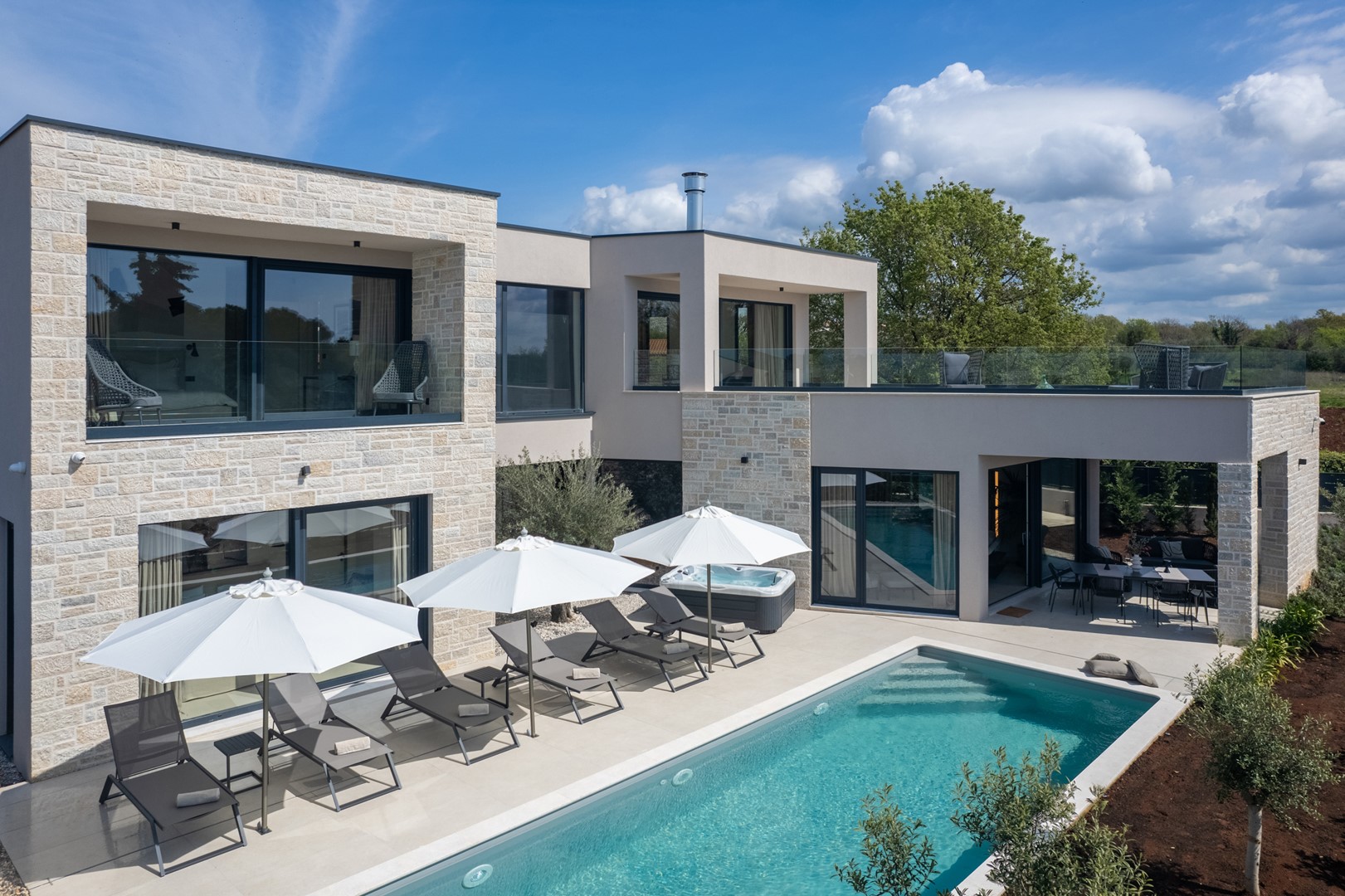 Villa Caruso with pool and jacuzzi near sea – slika 1