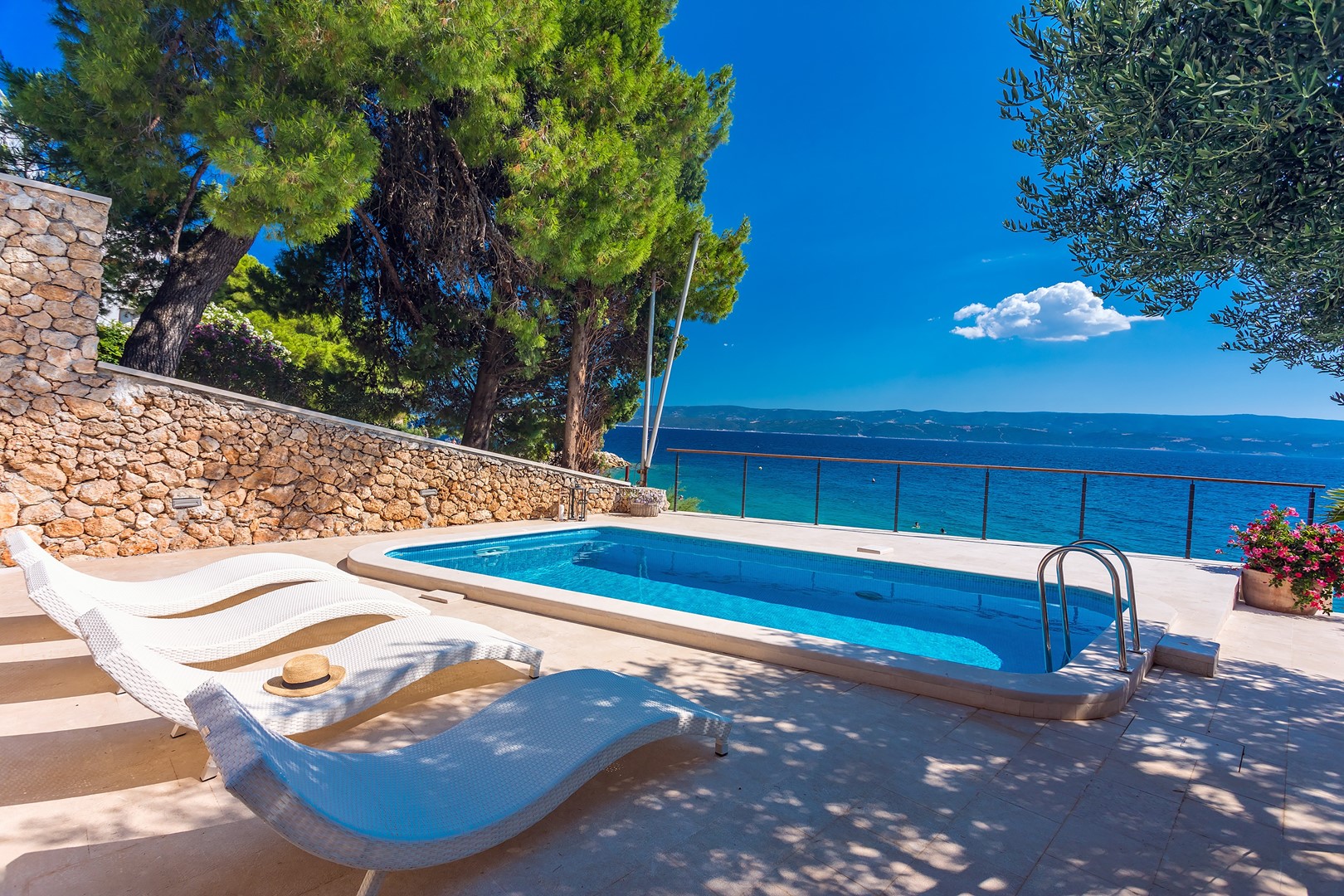 Beachfront Casa Ahoi with 2 bedrooms, heated pool,   Split Riviera